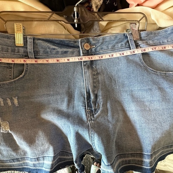 NWOT Jean Shorts. Size 3X - Picture 5 of 6